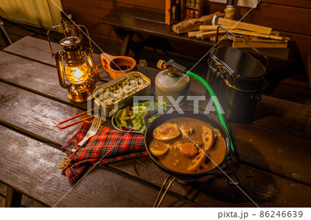 キャンプでカレー Making curry outdoors at the campsite キャンプでカレー Making curry outdoors at the campsite 86246639