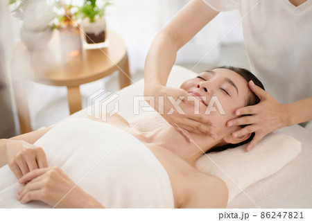 エステサロンでマッサージを受けるミドルの女性 エステサロンでマッサージを受けるミドルの女性 86247821