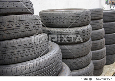重ねた廃タイヤ 86248457