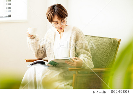 読書をする女性 86249803