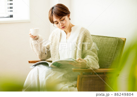 読書をする女性 86249804