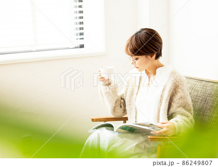 読書をする女性 86249807