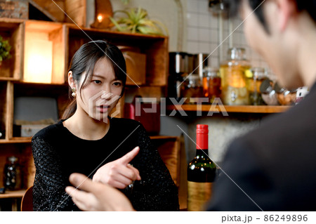 飲食店(レストラン)で喧嘩をする若い男女のカップル(夫婦) 飲食店(レストラン)で喧嘩をする若い男女のカップル(夫婦) 86249896