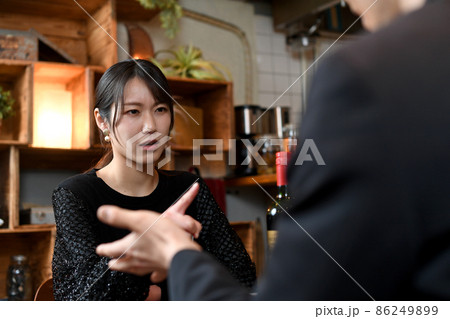 飲食店（レストラン）で喧嘩をする若い男女のカップル（夫婦） 86249899