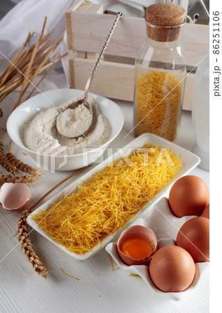 Vermicelli with ingredients. 86251106