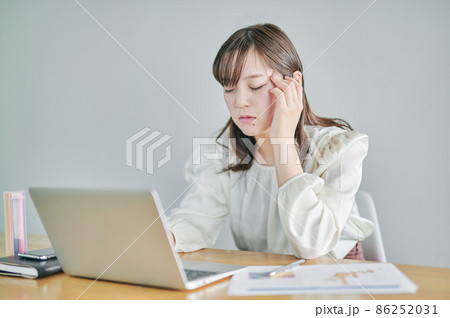 テレワーク(リモート)疲れの若い女性 テレワーク(リモート)疲れの若い女性 86252031