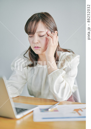テレワーク（リモート）疲れの若い女性 86252032
