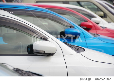 中古車イメージ　販売店に並ぶ車　軽自動車 86252162