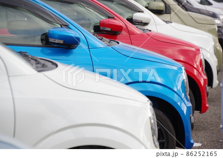 自動車イメージ 販売店に並ぶ車 軽自動車 自動車イメージ 販売店に並ぶ車 軽自動車 86252165
