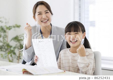 塾でテストの結果を喜ぶ女の子 小学生 86252431