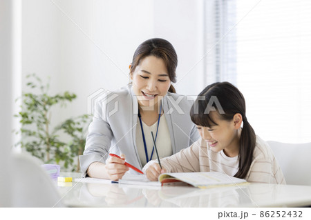 塾で個別指導を受ける女の子 小学生 86252432