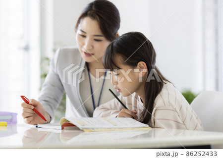 塾で個別指導を受ける女の子 小学生 塾で個別指導を受ける女の子 小学生 86252433