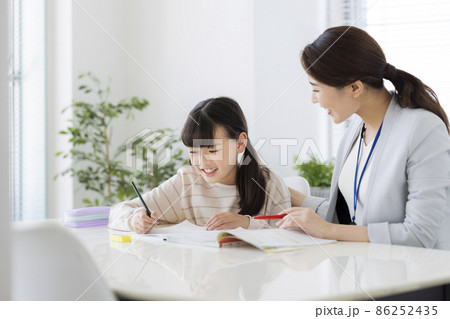 塾で個別指導を受ける女の子 小学生 86252435