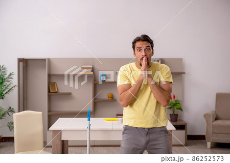 Young man doing housework at home 86252573