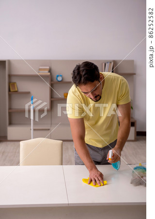 Young man doing housework at home 86252582