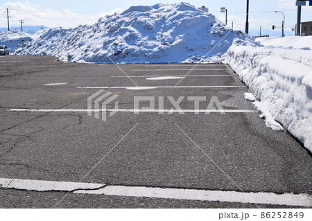 除雪した雪国の駐車場 除雪した雪国の駐車場 86252849