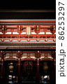 夜にライトアップされた浅草寺 86253297