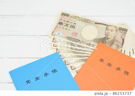 年金イメージ 年金手帳と1万円札 年金イメージ 年金手帳と1万円札 86253737