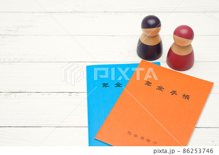 年金イメージ　年金手帳と老夫婦 86253746