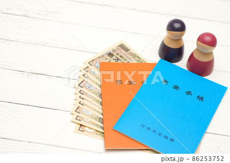 年金イメージ 年金手帳と老夫婦 年金イメージ 年金手帳と老夫婦 86253752