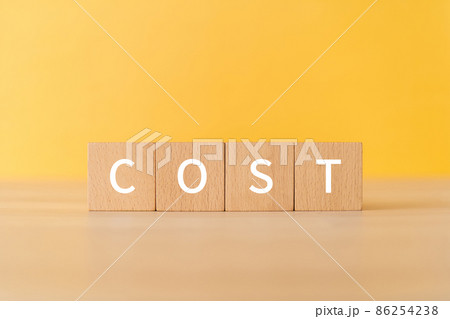 「COST」と書かれた積み木 86254238