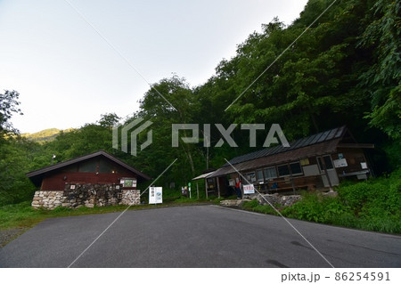 早朝の一ノ沢登山口 常念岳に続く登山道 早朝の一ノ沢登山口 常念岳に続く登山道 86254591