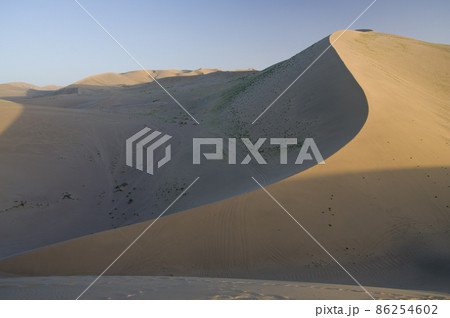敦煌郊外に広がる鳴沙山の砂丘 86254602