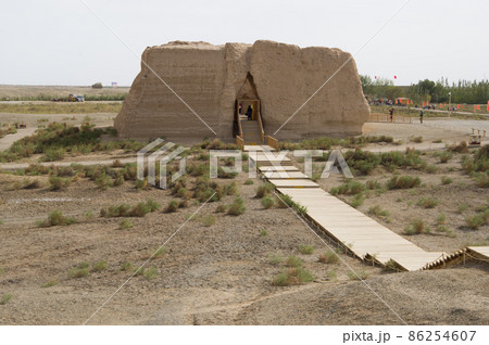 敦煌西郊にある漢代の関所玉門間遺跡(大方盤城) 敦煌西郊にある漢代の関所玉門間遺跡(大方盤城) 86254607