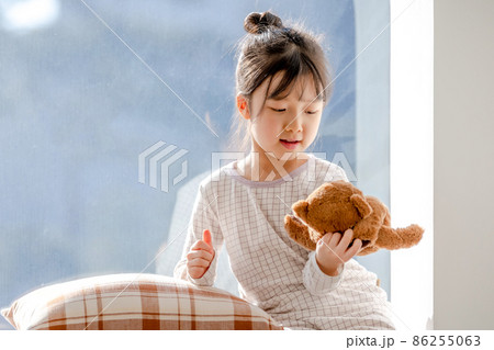 子供 女の子 1人 86255063