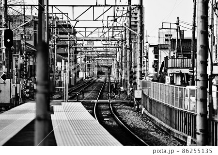 モノクローム鉄道風景凡景 単なる鉄道風景 延長されたホームのすぐ先の踏切を渡る自転車 日常の風景 モノクローム鉄道風景凡景 単なる鉄道風景 延長されたホームのすぐ先の踏切を渡る自転車 日常の風景 86255135