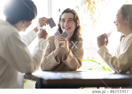 トランプを楽しむ若い男女 86255457