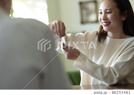 トランプを楽しむ若い男女 トランプを楽しむ若い男女 86255461