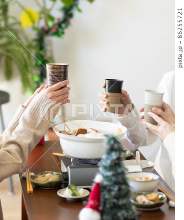 部屋でクリスマス会をする若い男女 部屋でクリスマス会をする若い男女 86255721