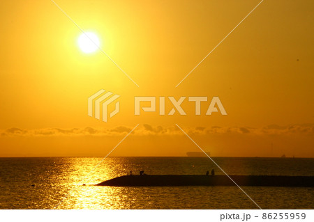 夕暮れの海 86255959