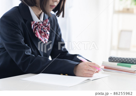 高校生イメージ　勉強をする女子高生の手もと 86255962