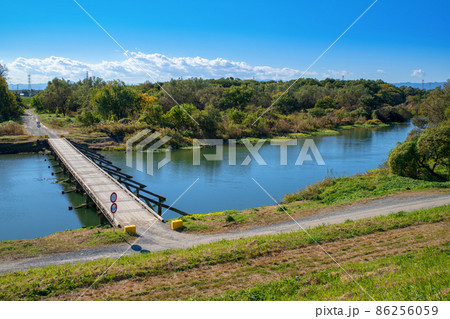 冠水橋 越辺川 八幡橋付近の風景 冠水橋 越辺川 八幡橋付近の風景 86256059