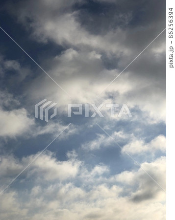 明暗でストーリーを感じる空の写真 86256394