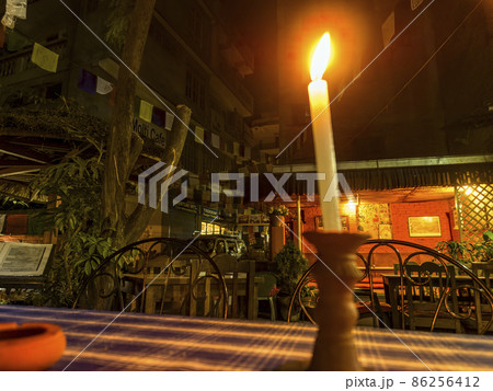 ネパール カトマンズ 旧市街タメル地区のレストラン テラス席 夜間 ネパール カトマンズ 旧市街タメル地区のレストラン テラス席 夜間 86256412