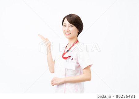 ピンクの花柄スクラブを着た女性看護師(白バック) ピンクの花柄スクラブを着た女性看護師(白バック) 86256431