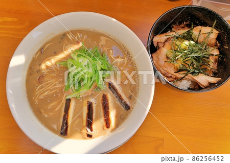 葱煮干しラーメンとチャーシュー丼(青森県) 葱煮干しラーメンとチャーシュー丼(青森県) 86256452