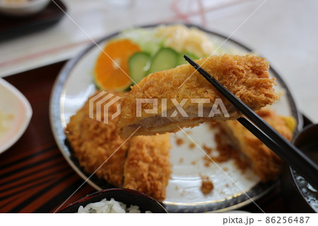 トンカツ定食のとんかつ 86256487