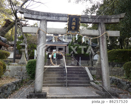 コロナ禍の大祓いの茅の輪がある風景 【藤坂】 コロナ禍の大祓いの茅の輪がある風景 【藤坂】 86257520