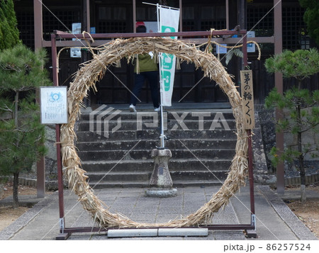 コロナ禍で茅の輪くぐりを置く神社の境内　【藤坂】 86257524