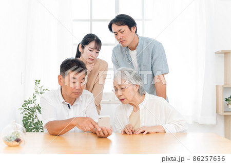 スマホを見る家族(困る) スマホを見る家族(困る) 86257636