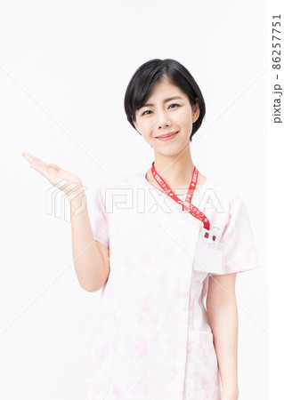 ピンクの花柄スクラブを着た若い女性看護師(白バック) ピンクの花柄スクラブを着た若い女性看護師(白バック) 86257751