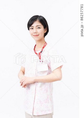 ピンクの花柄スクラブを着た若い女性看護師(白バック) ピンクの花柄スクラブを着た若い女性看護師(白バック) 86257781