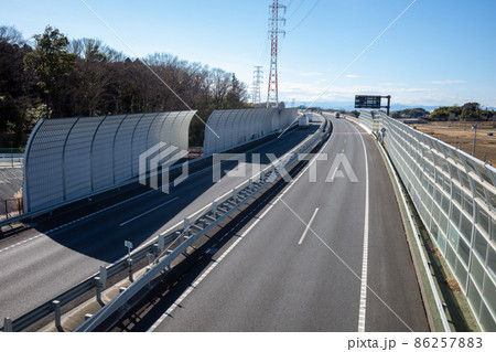 交通量少なめの高速道路 圏央道 桶川市日出谷地区 2022.01　b-1 86257883