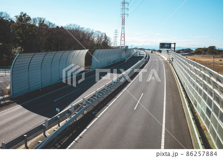 交通量少なめの高速道路 圏央道 桶川市日出谷地区 2022.01　b-2 マット感とライトトーン 86257884