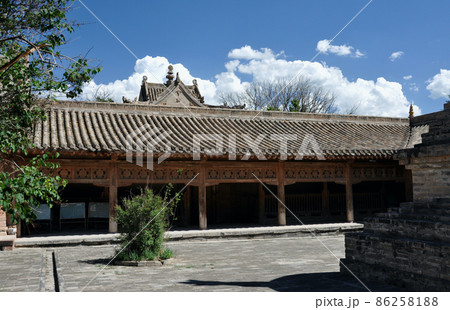 中国　青海省　海東市　チベット仏教寺院　瞿曇寺　東の回廊 86258188