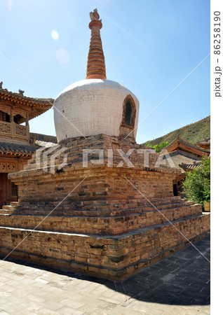 中国　青海省　海東市　チベット仏教寺院　瞿曇寺　仏舎利塔 86258190